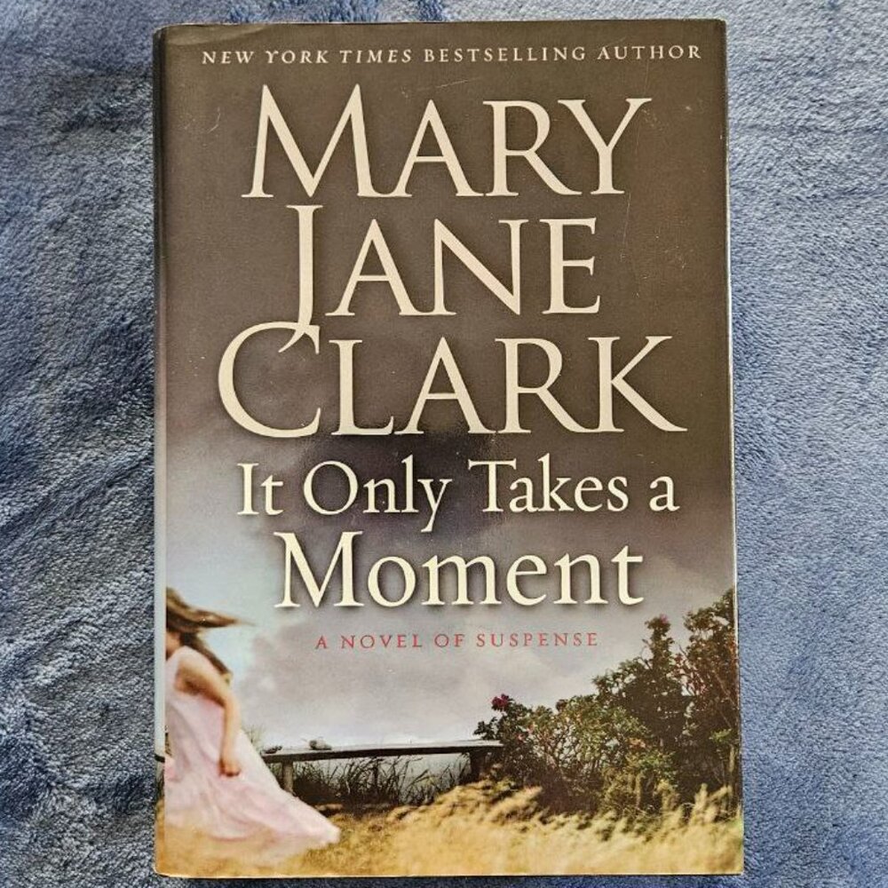 It Only Takes a Moment (Key News Thrillers) by Mary Jane Clark, Mystery Suspense